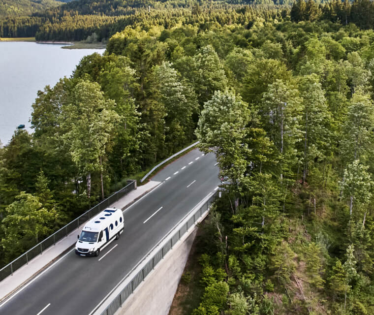 Rüdinger Transporter fährt über eine Brücke