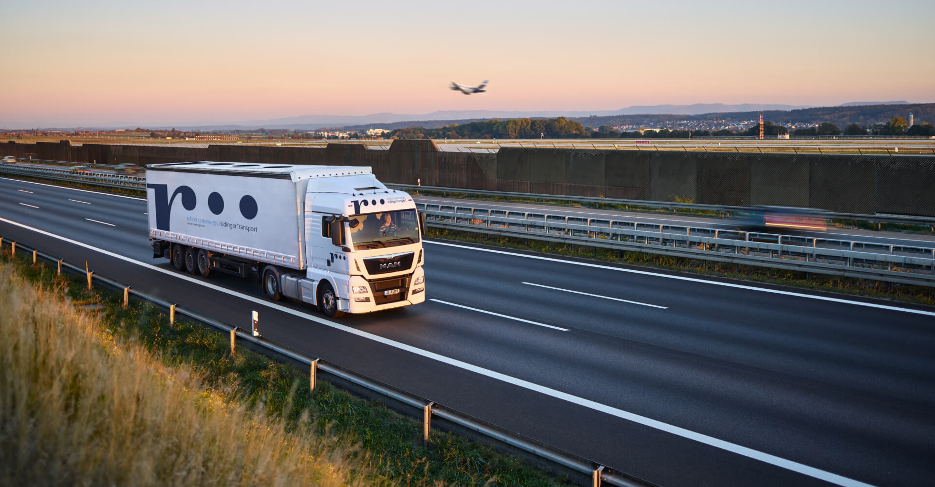 LKW fährt am Flughafen vorbei