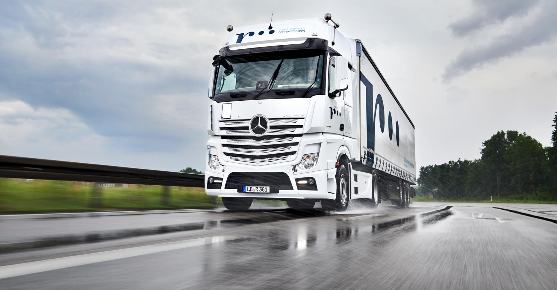 Rüdinger LKW im Regen